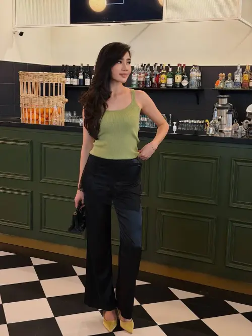 Брюки атласные женские с баской (р-р 42-44)