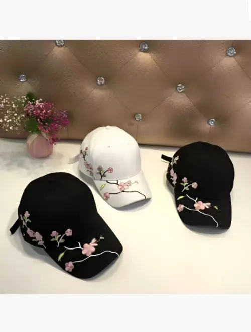 Бейсболка женская с цветочной вышивкой (р-р единый 57-58)