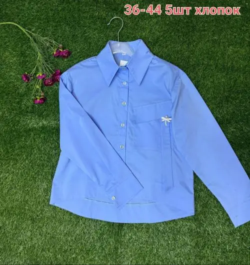 Блуза голубая школьная с брошью стрекоза ( р-р 36-44)