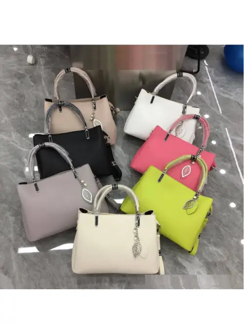 Сумка женская с брелком (32*23*13)