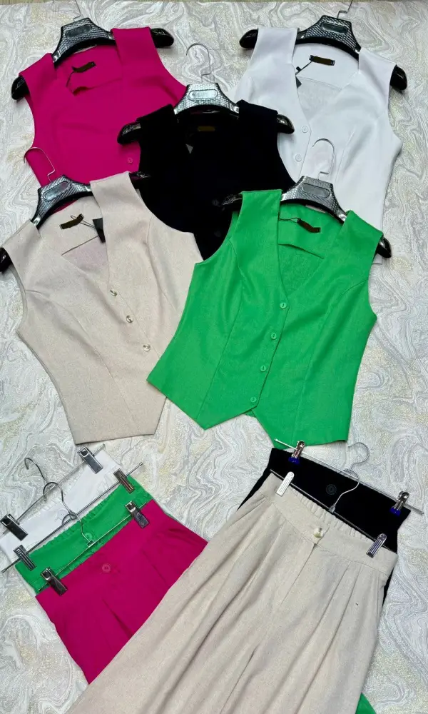 Костюм летний льняной брючный с жилетом ( р-р 42-44)