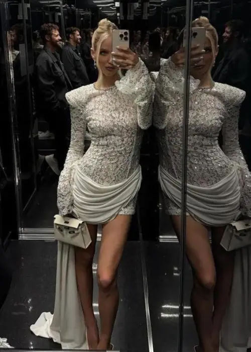 Платье мини кружевное со шлейфом р-р SS-MM