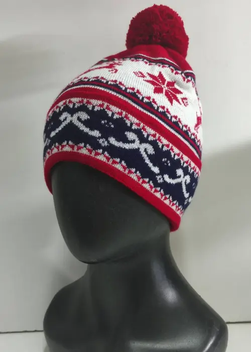 Шапка с помпоном и зимними узорами р-р 54-58