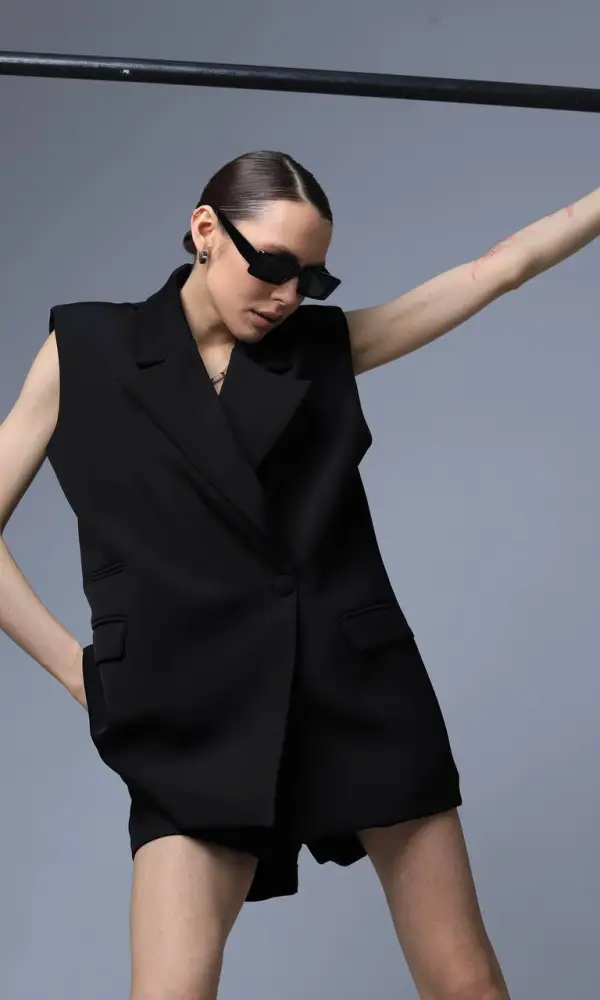 Костюм женский оверсайз жилет -шорты ( р-р 42-44)