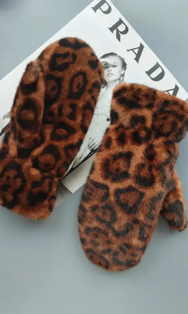 Варежки женские леопардовые меховые