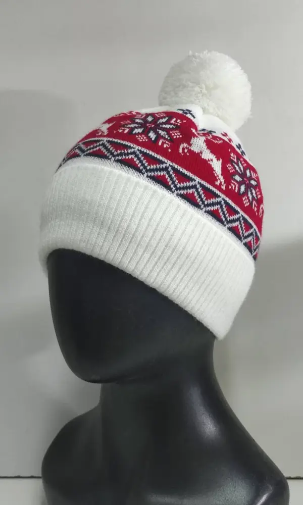 Шапка с помпоном и зимними узорами р-р 54-58