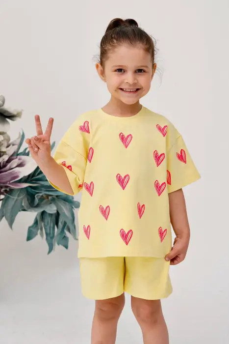 Костюм летний футболка-шорты на девочку , сердечки ( р-р 28-34)