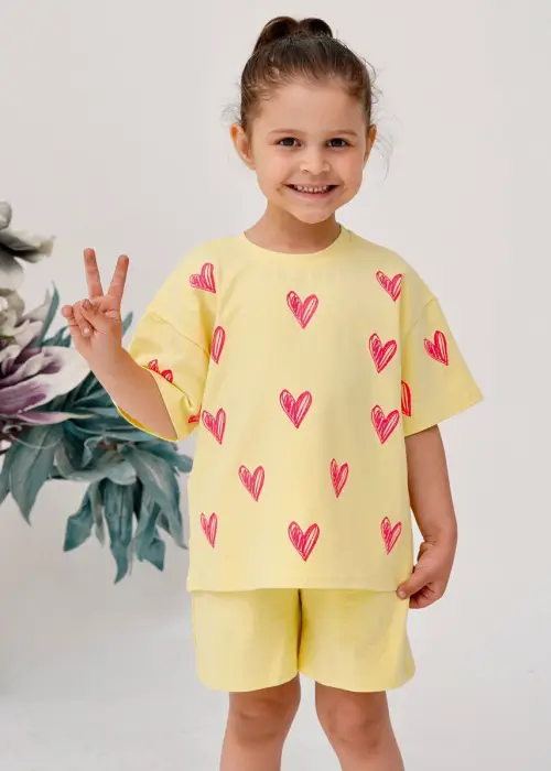 Костюм летний футболка-шорты на девочку , сердечки ( р-р 28-34)