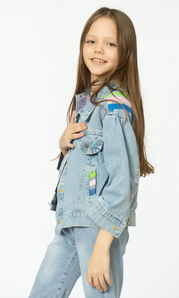 Джинсовая куртка для девочки, с карманами и отложным воротником. На пуговицах (4-8 лет)