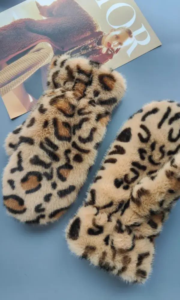 Варежки женские леопардовые меховые