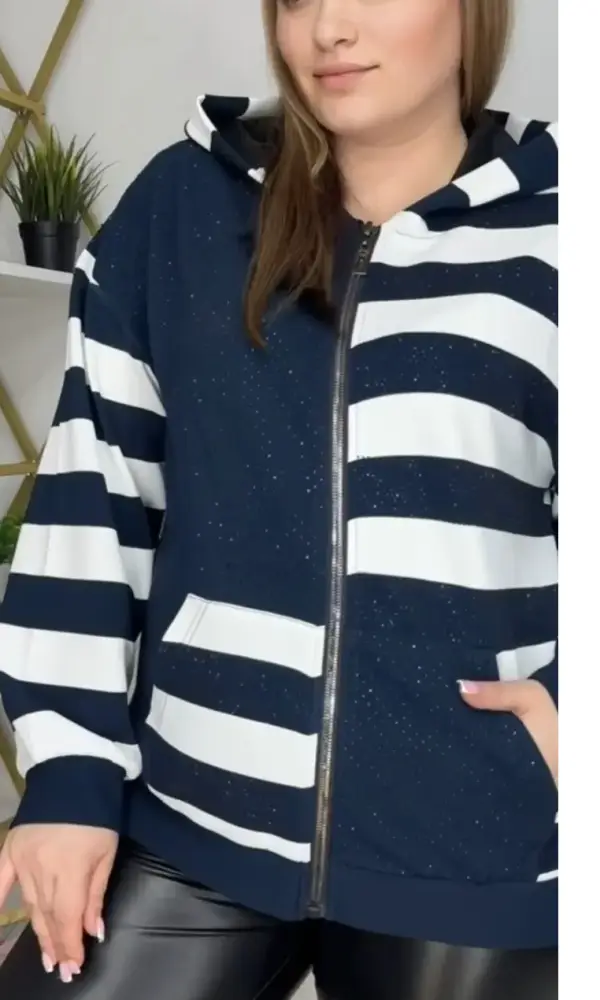 Толстовка женская с капюшоном, на молнии, со стразами (р-р 50-56)