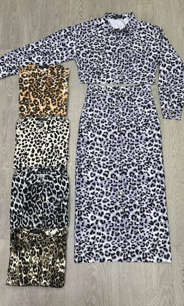 Костюм женский из тонкой джинсы с юбкой ( р-р 42-44)