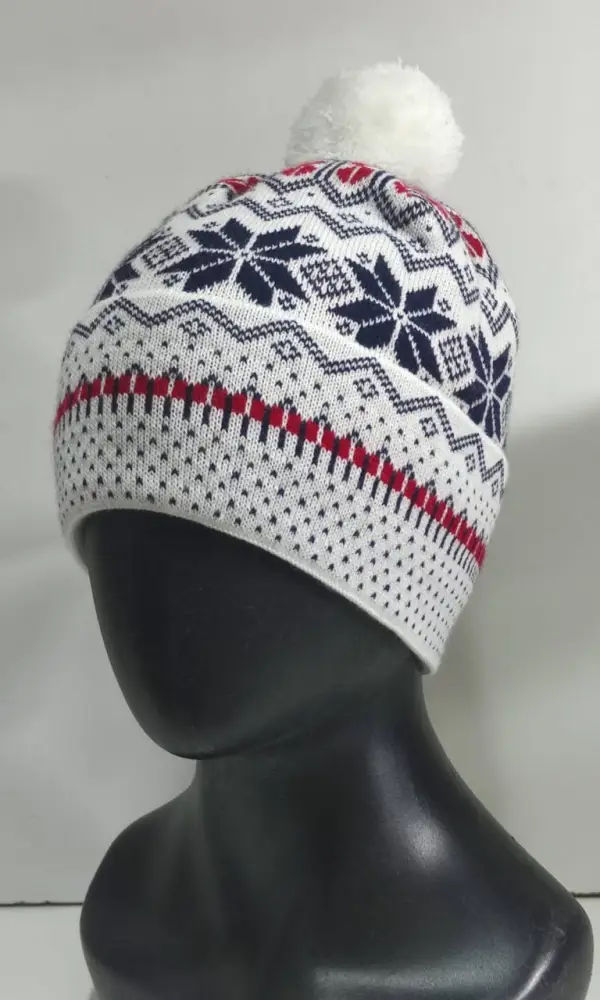 Шапка с помпоном и зимними узорами р-р 54-58