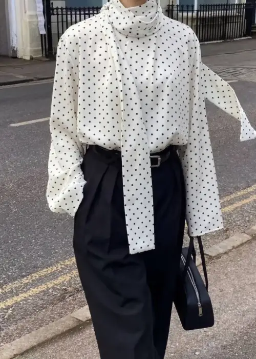 Блузка с бантом шёлковая в горох р-р 42-44