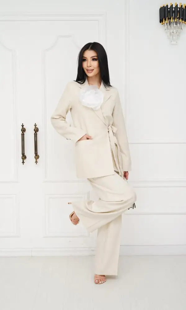 Классический женский брючный костюм,лен ( р-р 42-44)