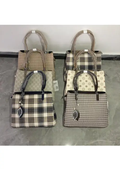 Женская сумка через плечо с брелком 29*22*12