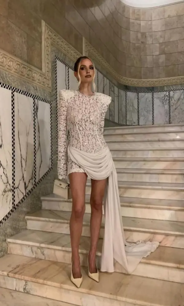 Платье мини кружевное со шлейфом р-р SS-MM