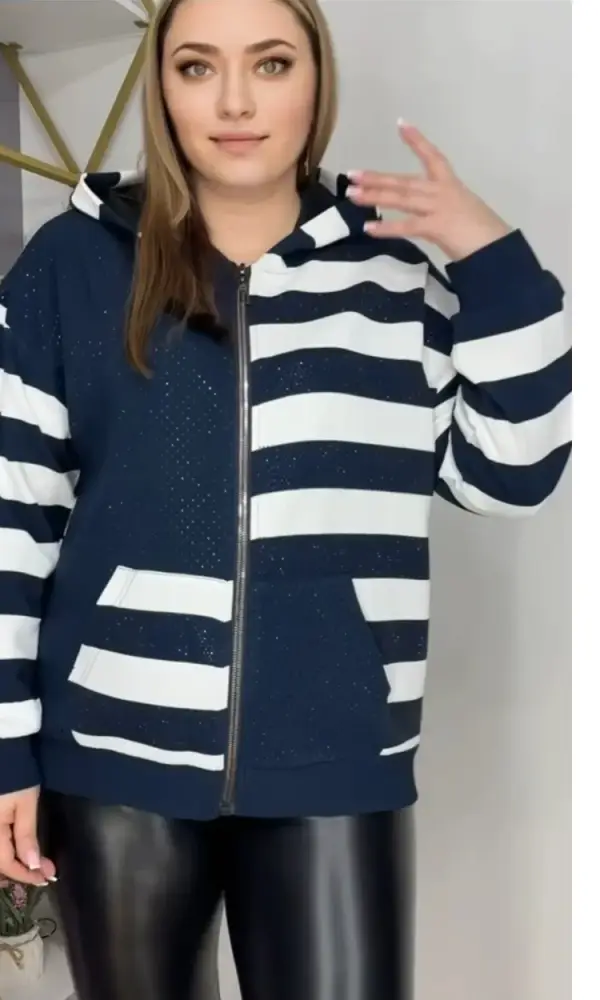 Толстовка женская с капюшоном, на молнии, со стразами (р-р 50-56)