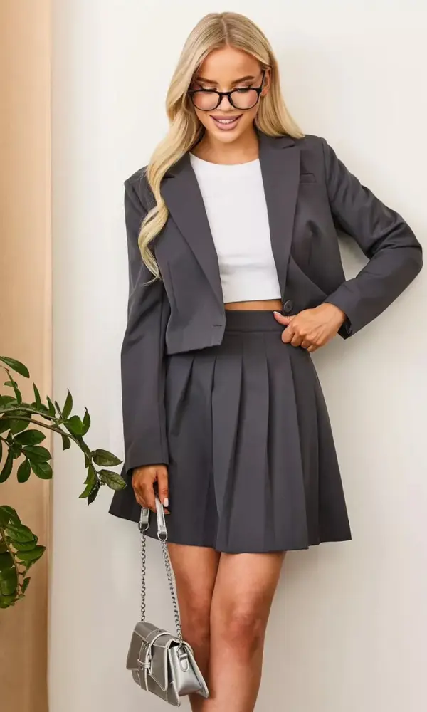 Костюм женский пиджак-юбка плиссе ( р-р 42.44)