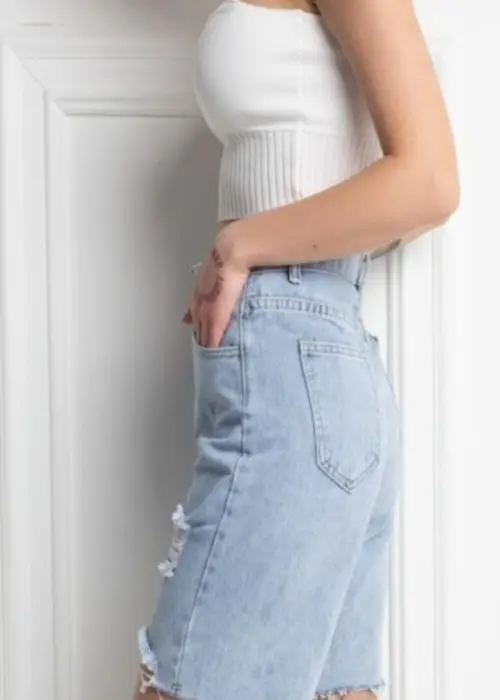 Шорты женские джинсовые, рваные (удлиненные). С карманами и бахромой по низу. Посадка средняя (р-р S-2XL)