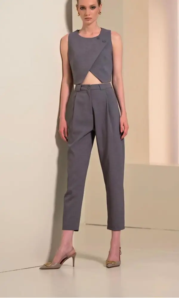 Классическая двойка женская , жилет-брюки ( р-р 42-44)