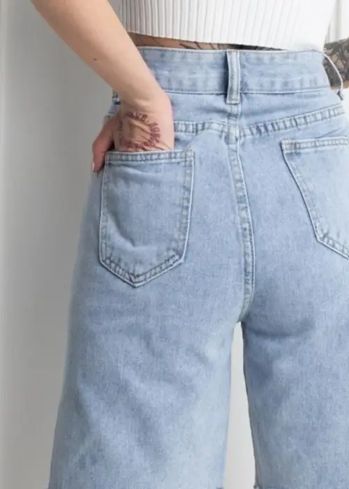 Шорты женские джинсовые, рваные (удлиненные). С карманами и бахромой по низу. Посадка средняя (р-р S-2XL)