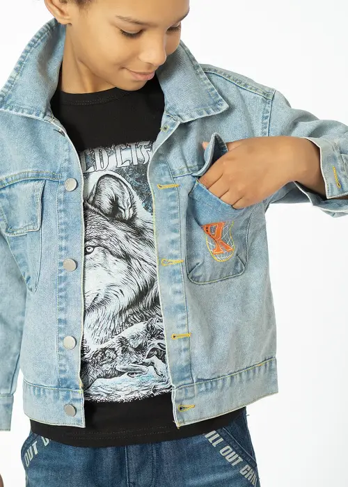 Джинсовая куртка для мальчика , с карманами и отложным воротником. На пуговицах (4-8 лет)